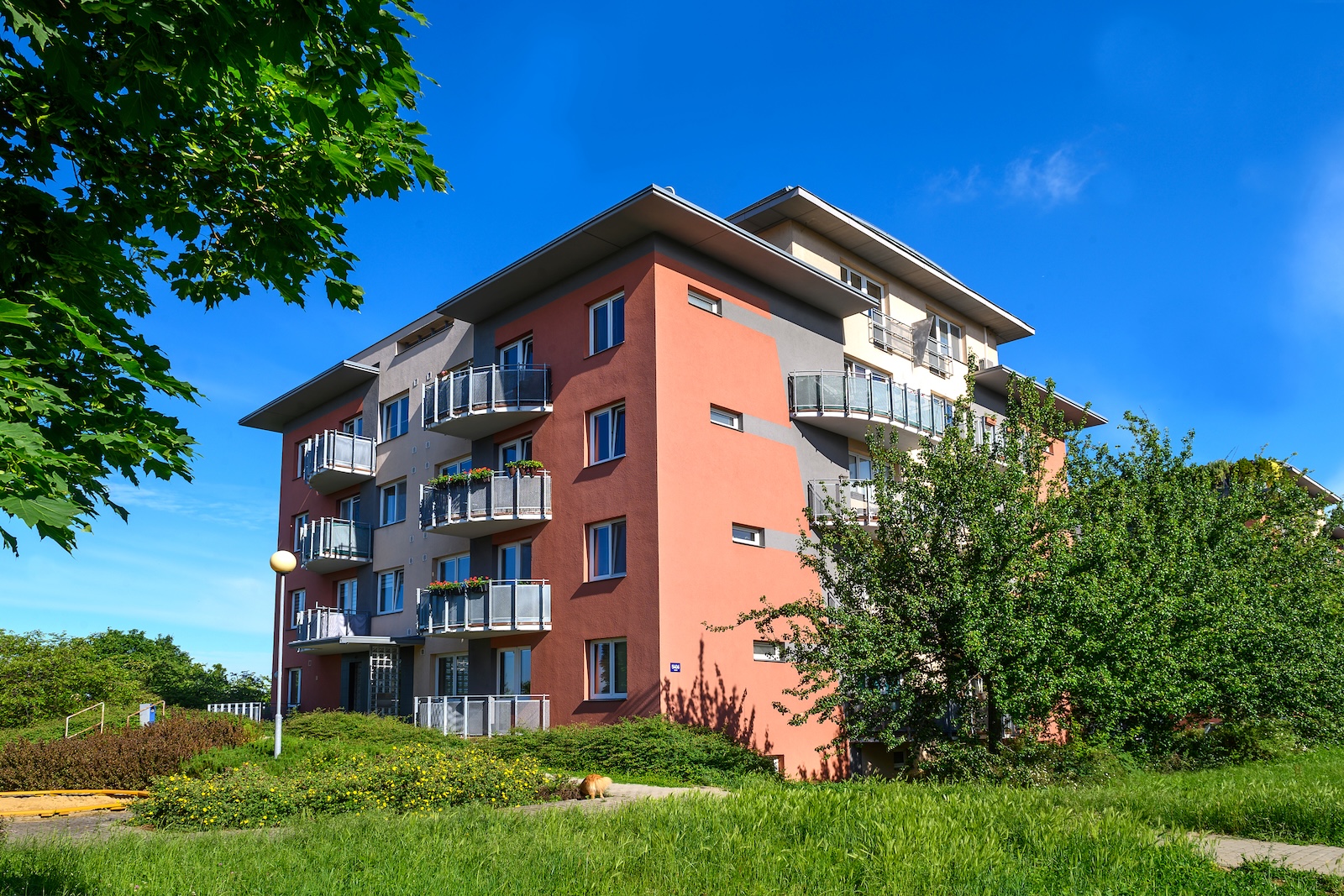 Pronájem bytu 3+1 se dvěma balkony, Zlín, Podlesí V, sídliště Jižní Svahy.